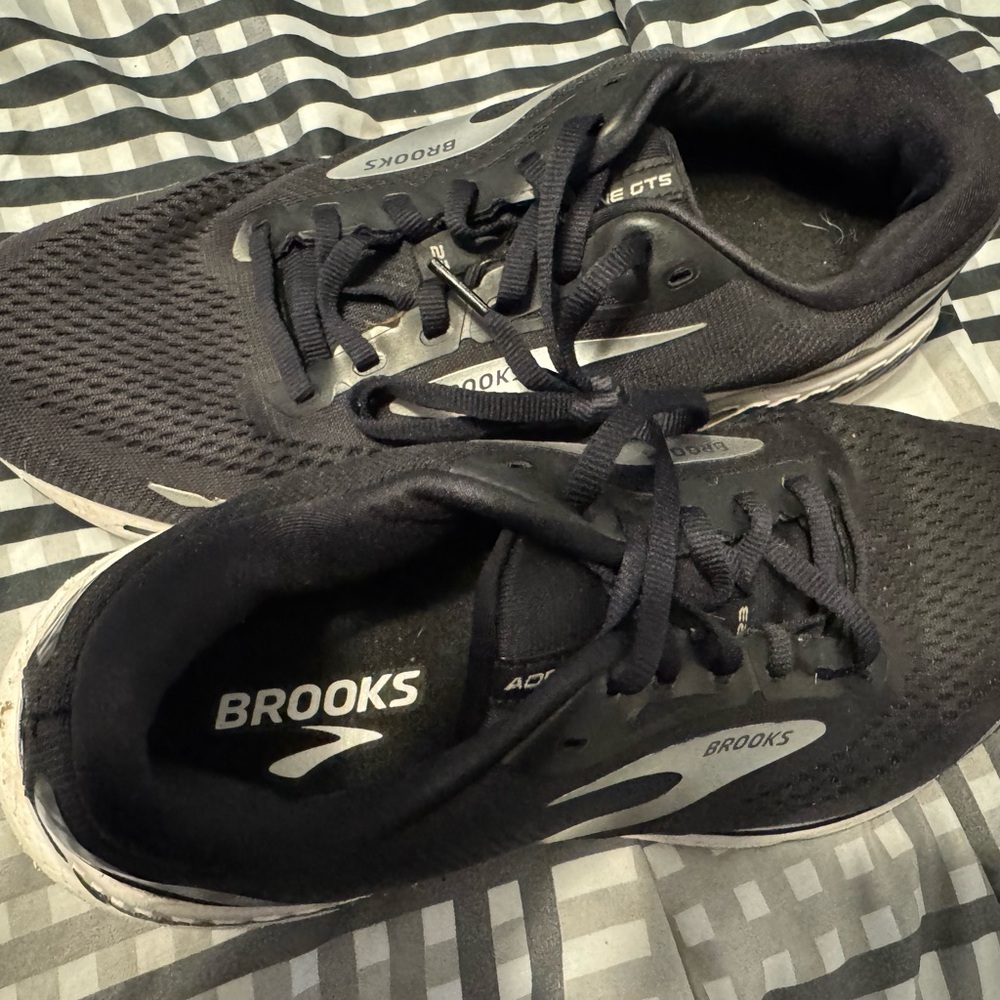 Brooks Men's Black and Gray Athletic Shoes, great condition! - Picture 2 of 11